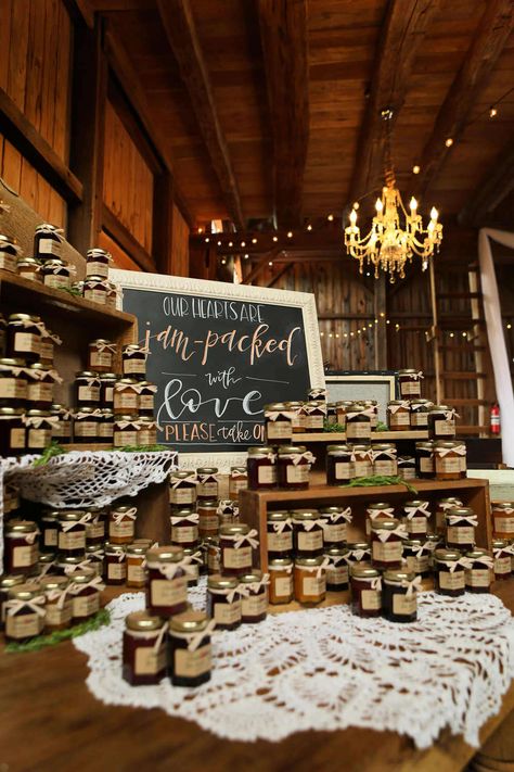 Jam Wedding Favors, Favor Display, Jam Favors, Wedding Favour Jars, Wedding Favor Table, Place Wedding, Edible Wedding Favors, Wedding Favors Fall, Wedding Favors Cheap