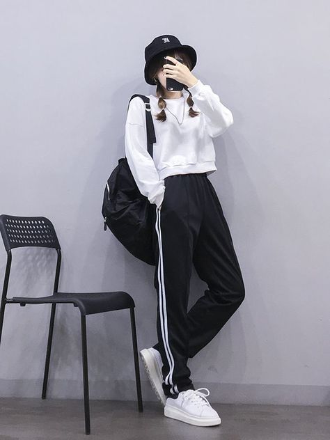 4e0d67e54ad6626e957d15b08ae128a6 Korean Outfit Street Styles, Korean Casual Outfits, Tomboy Style Outfits, Korean Girl Fashion, Korean Fashion Trends, Ulzzang Fashion, Tomboy Fashion, Sporty Outfits, Korea Fashion