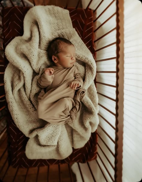 Newborn First Picture, Newborn Photos In Bassinet, Simplistic Newborn Photography, Newborn Crib Photos, Crib Newborn Photography, Newborn In Crib Photography, Newborn Neutral Photography, Newborn Photos In Crib, Newborn Family Photos Nursery