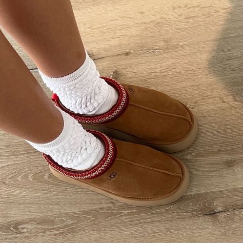 uggs Preppy Slippers Outfit, Scrunch Socks With Uggs, Ugg Tazz Outfit Ideas Winter, Ugh Tazz Slipper, Scrunch Socks Outfit, Ugh Tazz Slipper Outfit, Ugg Tazz Slippers Outfit, Scrunch Socks, Slipper Outfit