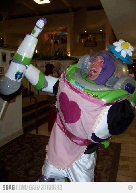 OMG!!! I can't believe I came across this! hahaha it's my fav part of Toy Story when Buzz acts drunk at the tea party "I am Mrs. Nesbit" Mrs Nesbitt, Best Costume Ever, Best Halloween Costumes Ever, Halloween Costumes To Make, Amazing Halloween Costumes, 밈 유머, Disney Cosplay, 웃긴 사진, Buzz Lightyear