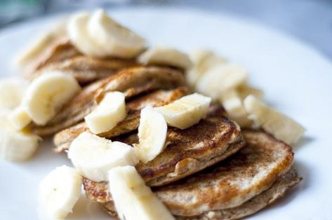 Plant-Based Pancakes (Gluten-Free, Oil-Free) Dog Pancakes Recipes, Dog Pancakes, Plant Based Pancakes, Easy Banana Pancake Recipe, Pancake Banane, Flax Pancakes, Dog Breakfast, Easy Banana Pancakes, Baked Pears