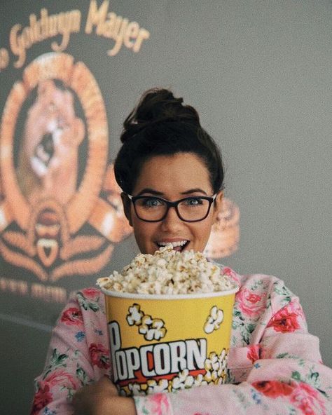 Popcorn Photoshoot, Movie Theater Popcorn, Urban Setting, Creative Pictures, The Outfit, Instagram Inspo, Cute Photos, Movie Night, Night In