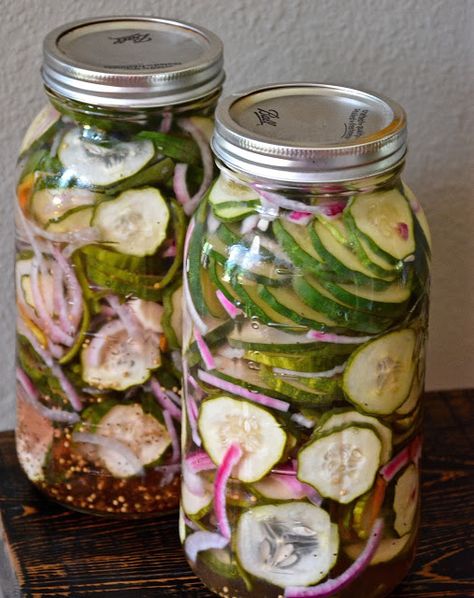 Tomatoes On The Vine, Pickled Green Tomatoes, Seasonal Fruit, Cucumber Recipes Salad, Fruit Preserves, Pickled Veggies, Salad In A Jar, Cucumber Recipes, Be Simple