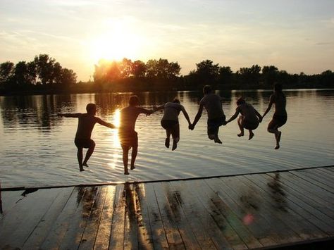 Group of friends jumping off a dock at sunset #friendship..... i am worthy of wonderful fun, exciting adventures with my wonderful loving friends :) I am worthy of experiencing pure positive fun with my soul mate and friends :) Pandora Summer, Camp America, Friend Pictures Poses, Lake Sunset, Friend Goals, Group Of Friends, Winter Pictures, Summer Bucket, Friendship Goals