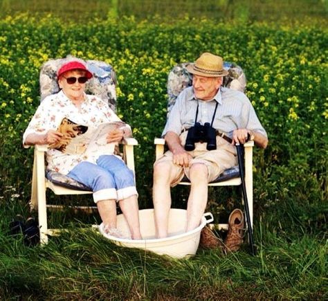 CHILLIN' on a Hot Summer's Day Cute Old Couples, Older Couple, Grow Old With Me, Growing Old Together, Old Couples, Lasting Love, Old Love, Young At Heart, Old People