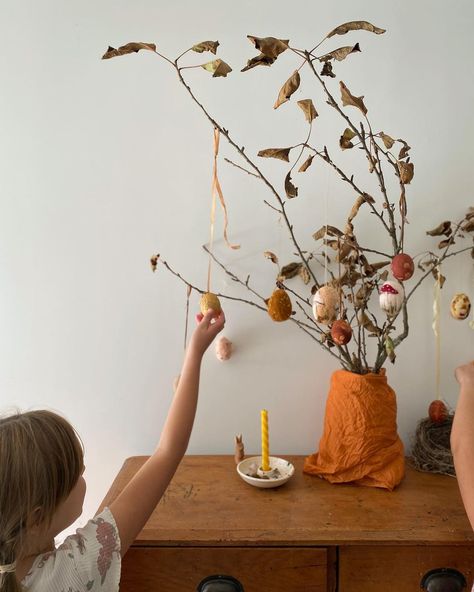 zoe thorpe on Instagram: “Easter weekend here we come 🍂🍂🍂🍂 #waldorf #waldorfhome #waldorfinspired #easter #eastertree #dyedeggs #motherofgirls” Autumn Easter Decor, Easter Waldorf, Waldorf Easter Crafts, Autumn Waldorf, Autumn Easter, Waldorf Spring, Spring Nature Table, Waldorf Aesthetic, Waldorf Books