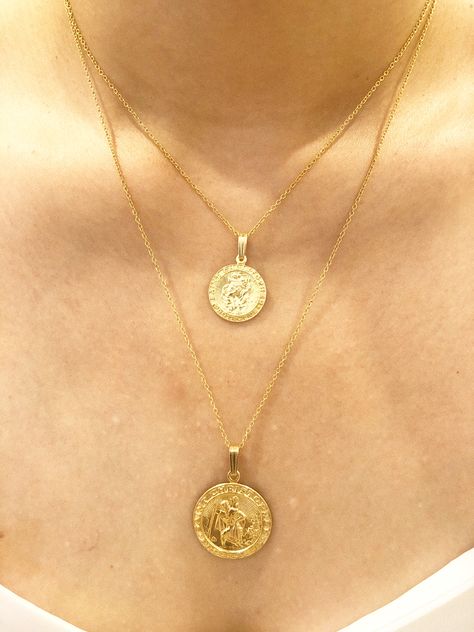 Luxury Gold Opulent Necklace, Luxury Gold Necklace With Evil Eye Detail, Luxury Gold Moon Necklace, Louis Vuitton Necklace Gold, Lioness Necklace, Modern Gold Jewelry, Chains Necklaces, Heart Shape Pendant, Classy Jewelry