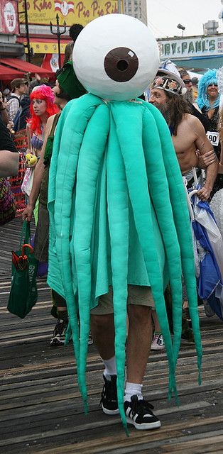 Family Alien Costume, Alien Costume Women Diy, Alien Costume Diy, Alien Costume Ideas, Alien Fancy Dress, Diy Alien Costume, Xenomorph Costume, Alien Costume Women, Diy Alien