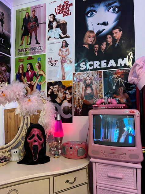 00s Room Decor, Room Inspo 2000s, Y2k Dorm Room Ideas, Y2k Room Decor Ideas, Pink 00s, Room Inspo Y2k, 00s Bedroom, Pink Horror Room, 2000s Girly Bedroom Aesthetic