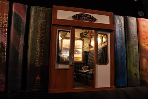 https://www.etsy.com/uk/listing/1008445951/hogwarts-express-book-nook Harry Potter Book Nook, Bookshelf Art, Diy Harry Potter, Hogwarts Express, Miniature Crafts, Harry Potter Universal, Harry Potter Hogwarts, Book Nook, Book Themes