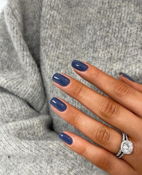 Sns Navy Blue Nails, Nail Color For Short Nails Winter, Navy Gel Manicure, Fun Nail Color Ideas, Nail Color Inspo 2024, Winter Color Nails Gel, Winter Blue Nail Ideas, Nail Ideas Winter 2024, Winter 2025 Nails