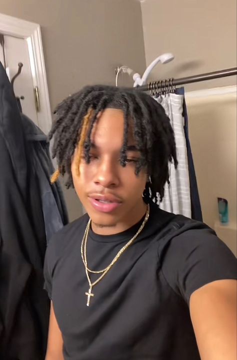 Middle Part Dreads, Middle Part Dreads Men, Bleached Dreads, Dread Ideas, Sunny Hair, Short Dreadlocks Styles, Hair Twists Black, Dread Hairstyles For Men, Dread Heads