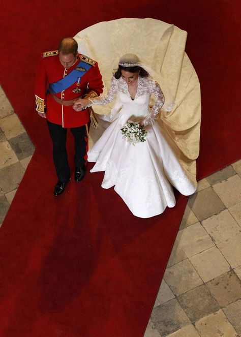 Pin for Later: Celebrate Will and Kate's Anniversary With All the Royal Wedding Pictures Royal Wedding 2011, William Kate Wedding, Kate Middleton Wedding Dress, Kate Und William, Düşes Kate, Kate And William, Middleton Wedding, Herzogin Von Cambridge, William E Kate