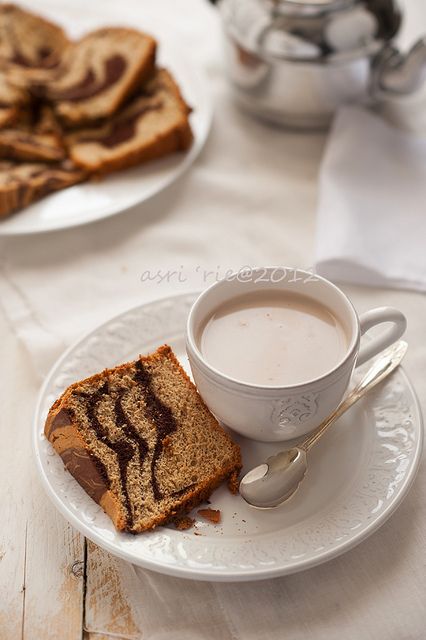 Koffie en Cake Coffee Cake Photography Styling, Cake And Coffee Photography, Coffee And Cake Photography, Coffee With Cake Photography, Tea Cake Photography Styling, Cake And Coffee Aesthetic, Coffee Chiffon Cake, Tea Cake, Ogura Cake