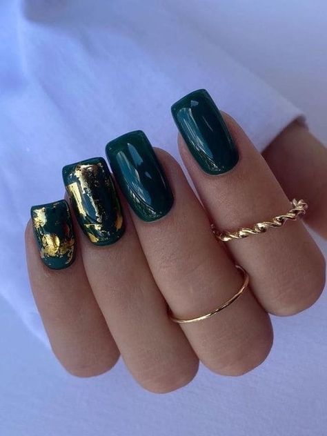 Dark green nails with gold foils Emerald Green And Gold Wedding Nails, Emerald Nail Ideas, Green Manicure Ideas, Emerald Green French Tip Nails, Medium Fall Nails, Dark Green Nails With Gold, Dark Emerald Green Nails, Emerald Green Nail Ideas, Matte Burgundy Nails