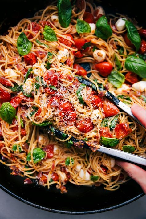 Vegan Caprese Pasta, Hot Caprese Pasta, Dishes With Fresh Mozzarella, Pesto Caprese Pasta, Shrimp Caprese Pasta, Pasta Recipes Fancy, Italian Mediterranean Recipes, Caprese Fish, Summer Tomato Pasta