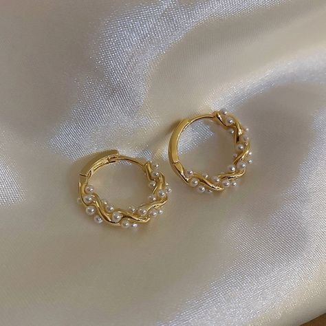 Stylish Jewelry Gold Inexpensive Jewelry, Classy Jewelry, Jewelry Lookbook, Cheap Jewelry, Fancy Jewelry, Huggie Earrings, Huggie Hoop Earrings, Girly Jewelry, Ear Hook