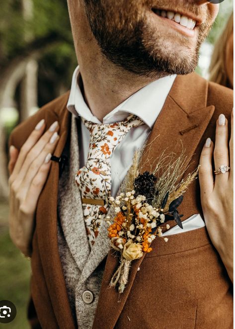 Men Wedding Outfit Brown, Brown Suit Burnt Orange Tie, Groom Autumn Wedding Suit, October Wedding Suits Men, Copper Tuxedo Wedding, Boho Tuxedo Wedding, Boho Groomsmen Attire Bohemian, Farm Wedding Groom Attire, Autumn Wedding Suit