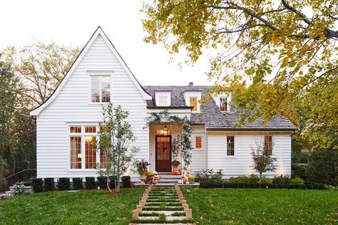 Take a peek inside a charming cottage style family home in Nashville Best Exterior Paint, Simple Cottage, Southern House, Pintura Exterior, Exterior Paint Color, Southern Homes, Retirement Home, Farmhouse Ideas, Minimal Decor