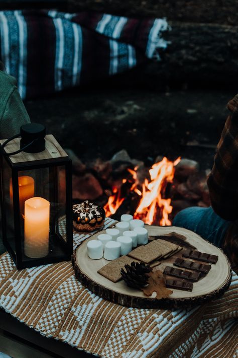 #autumn #bonfire #smores #datenight #fall #falldecor #truckbed #picnic #country Bonfire Night At Home, Bonfire And Smores Aesthetic, Outdoor Fall Bonfire Party, Fall Campfire Party, Bachelorette Smores, Fire Pit Aesthetic Friends, Bon Fire Photoshoot, Bonfire Dinner Ideas, S’mores Photoshoot