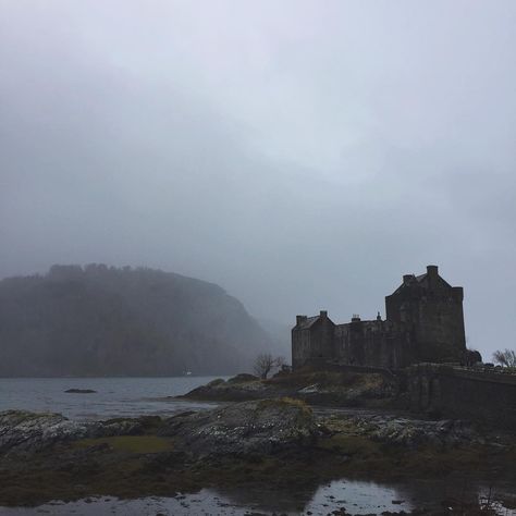 Eilean Donan Castle in the mist Scottish Castle Aesthetic, Seaside Castle Aesthetic, Dunotter Castle, Native Aesthetic, Scottish Aesthetic, Eilean Donan Castle, Scotland Landscape, Dark Castle, Irish Castles