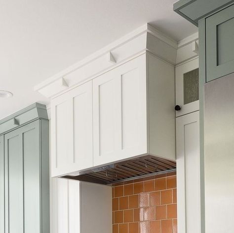 Fireclay Tile on Instagram: "Looking to add some warmth to your kitchen? 🧡 Featuring our handmade tiles in #FireclayBryceCanyon, this craftsman kitchen expertly pairs two-tone cabinetry with a bold backsplash for a result that's both energizing and inviting 🍊🌿🤍 Tap the link in our bio to catch all the details! ⁠ -⁠ Tile Shown: #Fireclay4x4 in Bryce Canyon⁠ -⁠ Design: Sabrina Alfin Interiors⁠,@sabrinarino⁠ -⁠ 📸: @dcoy_sf⁠" Modern Craftsman Kitchen, Bold Backsplash, Orange Tile, Orange Tiles, Craftsman Kitchen, Fall Orange, Fireclay Tile, Modern Craftsman, Fire Clay