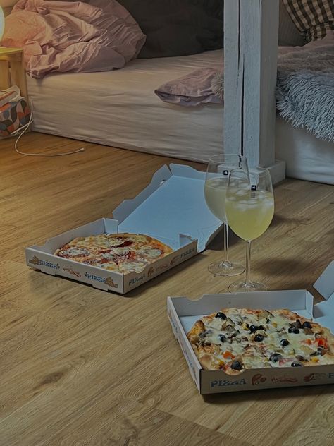 Pizza date, pizza, date idea, aesthetic, pic ideas, insta story, cozy, at home, romanticizing life, food, date night,… Pizza Date Night At Home, Pizza Date Night At Home Aesthetic, Make Your Own Pizza Night Aesthetic, Aesthetic Pizza Night, Homemade Pizza Night Aesthetic, Pizza