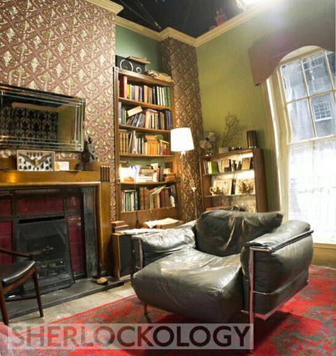 Sherlock Apartment, Deco Fireplace, Bbc Sherlock, Sherlock John, 221b Baker Street, Detailed Photos, Baker Street, Sherlock Bbc, Fireplace Mantle