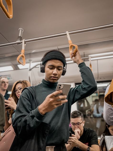 man in train holding smartphone photo – Free Human Image on Unsplash Mobile Price, Smiling Man, Iphone Black, Perfect People, Phone Photography, Stay Connected, Life Advice, Video Marketing, Marketing Trends