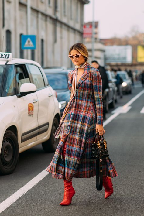 These Milan Fashion Week Street Style Moments Will Have You Saying, "What Runway?" Wear A Scarf, How To Wear A Scarf, Nice Outfits, Looks Street Style, Red Boots, Street Fashion Photography, Street Style Summer, How To Wear Scarves, Street Style Inspiration