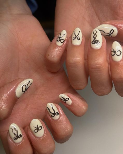 Ryleigh’s doodles 🤝 nail art Short Gel Nails Black And White, Taylor Swift Inspired Nails Ttpd, Black And White Bow Nails, Ttpd Nail, Tortured Poets Department Nails, Art Inspo Simple, Nail Art Inspo Simple, Ttpd Nails Taylor Swift, Cream White Nails