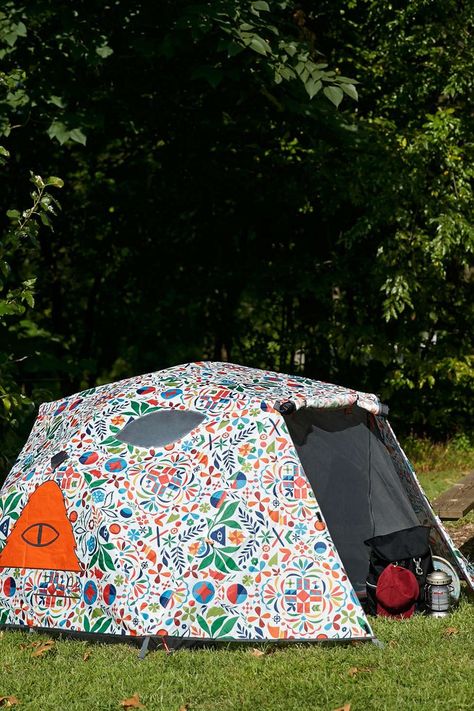 Pin for Later: 15 Glamping Essentials For the Noncamper Pretty Tent For Two Shelter in style with this Poler Rainbro Two Man Tent ($250). One Man Tent, Camping Hacks Diy, Indie Wedding, Family Tent Camping, Family Tent, Decoration Originale, Smart Living, Camping Essentials, Family Camping