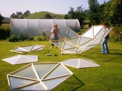 a dome greenhouse design that doesn’t cost a fortune and is easy to construct. #geodesic Geodesic Dome Greenhouse, Greenhouse Design, Dome Greenhouse, Best Greenhouse, Green House Design, Geodesic Dome Homes, Greenhouse Interiors, Wooden Greenhouses, Small Greenhouse