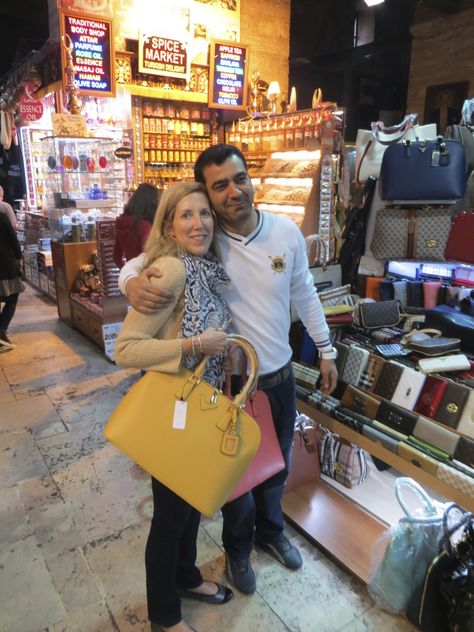 My new friend in the Grand Bazaar in Istanbul, Turkey where we enjoyed a frenzied haggling session over bags and wallets. | janschroder.com #girlonthego #travel #travelblogger #traveller #traveltips #adventure #backpacking #destination #backpack Turkey Grand Bazaar, How To Dress In Istanbul, Istanbul Turkey Shopping, Shopping In Turkey, Outfits For Turkey Travel, Turkey Travel Outfit, Istanbul Turkey Outfit, Turkey Vacation Outfit, Istanbul Outfit Ideas