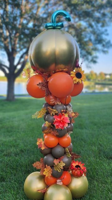 20 Fall Balloon Arrangements - Lady Celebrations Thanksgiving Balloon Columns, Fall Balloon Arch Ideas, Autumn Balloons, Thanksgiving Balloons, Friends Balloons, Fall Birthday Decorations, Fall Balloons, Balloon Topiary, Fall Festival Decorations