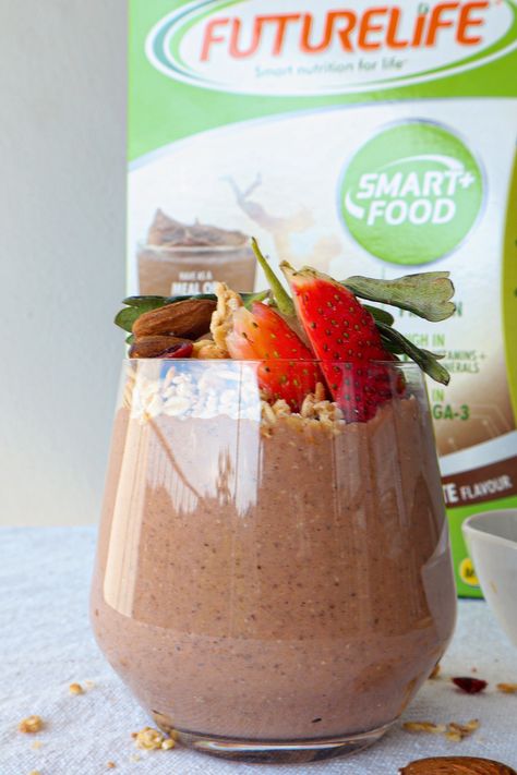 Chocolate smoothie topped with fresh strawberries, granola crunch Granola Clusters, Smart Food, Food Chocolate, Chocolate Smoothie, Food Ingredients, Fresh Strawberries, Smoothie Recipe, Frozen Banana, Fresh Strawberry