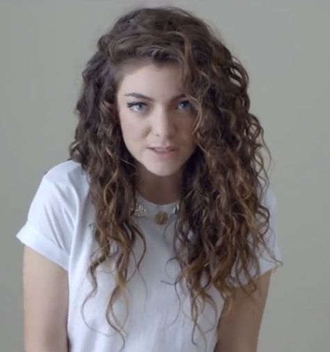 Lorde wore her hair in tight curls parted to the side on her “Royals” (US version) music video. Lorde Hair, Celebrity Obsession, Curly Cuts, Hair Doo, Tight Curls, Beauty Stuff, Hair Tutorials, Curly Hair Cuts, Lorde