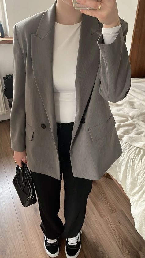 Blazer Grey Outfit Women, Outfit Avec Blazer, Black White And Grey Outfits, Black Pantalon Outfit, Outfit Blazer Noir, Outfit With Grey Pants, Outfits With Grey Pants, Grey Blazer Outfits For Women, Cute Black And White Outfits