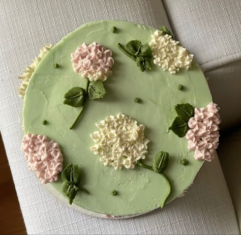 Cake Decorating Plants, Greenery Birthday Cake, Cute Spring Cakes, Tiny Cake Decorating, Small Cake Designs Minis, Plant Cake Design, May Birthday Cake, Simple Flower Cake Design, Cute Small Cakes