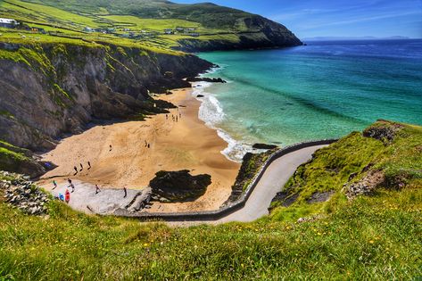 Coumeenoole Beach Ireland, Midnight Beach, Dingle Ireland, Backpacking Ireland, Ireland Culture, Ireland Aesthetic, Ireland Hotels, Galway Girl, Ireland Weather