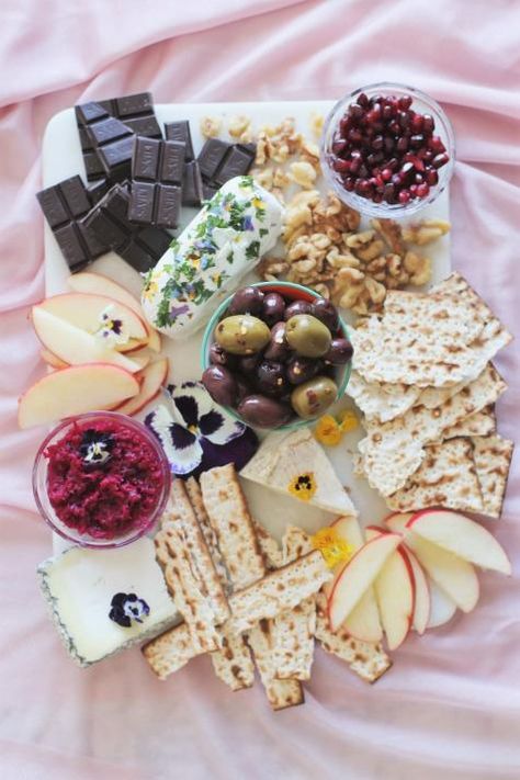 Passover Tablescapes, Passover Table Setting, Passover Seder Table, Passover Feast, Cheese Board Easy, Passover Dinner, Easter Feast, Passover Table, Passover Desserts