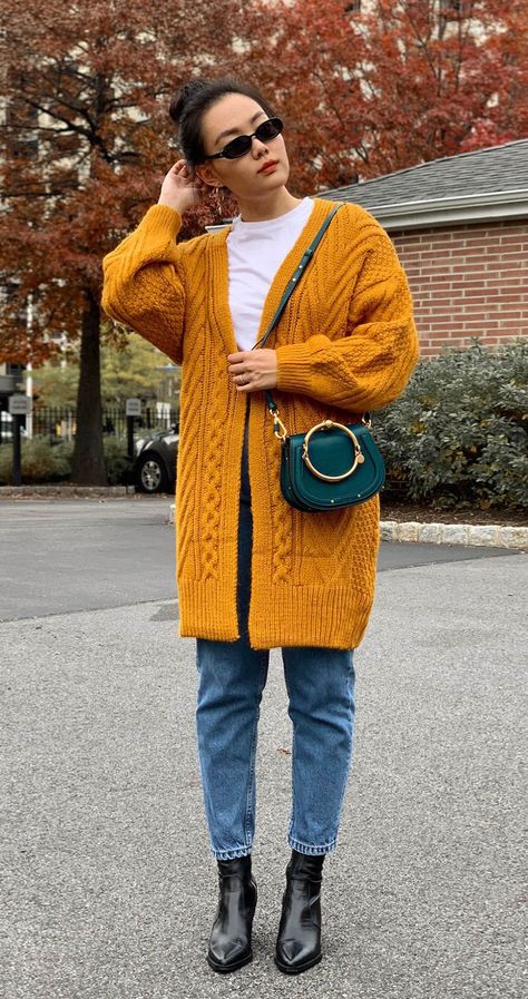 facf9f743b083008a894eee7baa16469desc41214923ri Effortless Chic Outfits, Hipster Looks, Boots Ideas, Style Inspiration Casual, Pin Fashion, Yellow Cardigan, Fall Jeans, Autumn Fashion Casual, Oversized Cardigan