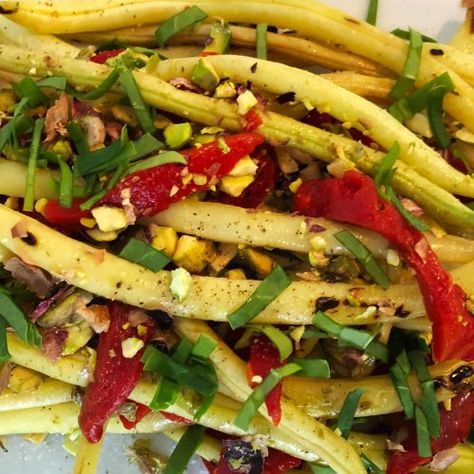 Yellow Pole Beans with Roasted Red Pepper Recipe - Idealist Foods Balsamic Green Beans, Yellow Wax Beans, Yellow Beans, Red Pepper Recipes, Pepper Recipe, Wax Beans, String Beans, Wax Bean, Alfredo Sauce Recipe