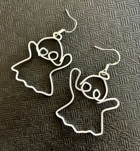 Ghost Wire Earrings Silver Plated Wire Halloween Earrings - Etsy UK Wire Halloween Jewelry, Ghost Jewelry, Crystal Jewelry Ideas, Halloween Jewelry Diy, Halloween Jewellery, Halloween Beaded Jewelry, Diy Kandi Bracelets, Wire Jewelry Earrings, Diy Earrings Easy