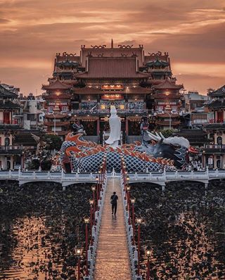 The gorgeous Lotus Pond in Kaohsiung, Taiwan 🇹🇼🐅🐉 📸: @rkrkrk Kaohsiung Taiwan, Asian Architecture, Cityscape Photography, Taiwan Travel, Kaohsiung, Fantasy City, Chinese Architecture, Beautiful Place, Ponds