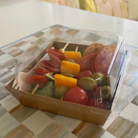 Charcuterie Favor Square Grazing Box With Mini Forks for - Etsy New Zealand Charcuterie Individual, Toothpick Appetizers Easy, Cup Charcuterie, Grazing Cups, Charcuterie Diy, Charcuterie Cup, Charcuterie Lunch, Breakfast Charcuterie Board, Thanksgiving Charcuterie Board