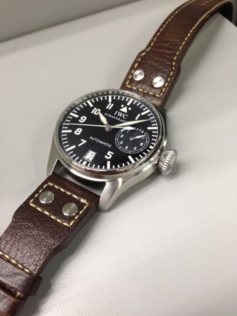 Iwc Big Pilot, Iwc Watches Pilot, Aircraft Mechanic, Best Looking Watches, Iwc Watches, Pilot Watch, Vintage Rolex, Cool Outfits For Men, Watch Collection