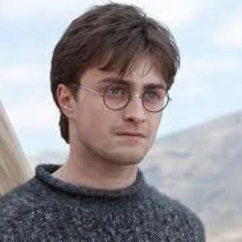 Harry Potter, age 17. Phil Dunphy, Stile Harry Potter, Deathly Hallows Part 1, Glume Harry Potter, Daniel Radcliffe Harry Potter, Harry Potter Deathly Hallows, Neville Longbottom, Ross Geller, Images Harry Potter