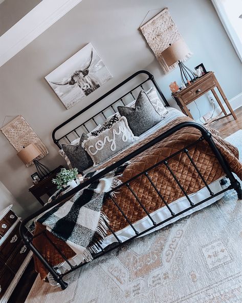 Modern Western Bedroom Ideas, Vintage Western Bedroom, Simple Farmhouse Bedroom, Western Room Ideas, Western Bedrooms, Country Bedroom Decor, Bedroom Decoration Ideas, Western Bedroom Decor, Ranch House Decor